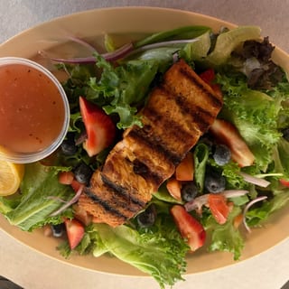 L- Grill Salmon & Mix Greens